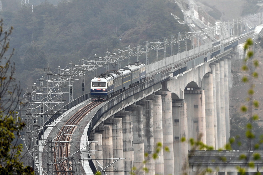 3月18日，動態檢測列車行駛在金臺鐵路臺州市仙居縣境內的線路上。
