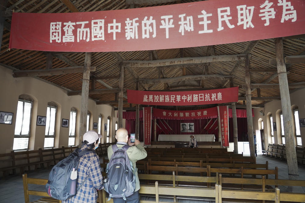 4月20日，遊客在延安王家坪革命舊址內參觀中共中央軍委禮堂。新華社記者 邵瑞 攝