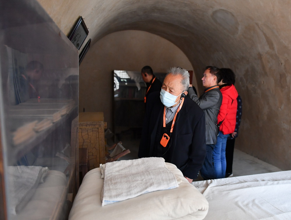 4月22日，參觀者在楊家嶺革命舊址參觀。新華社記者 張博文 攝