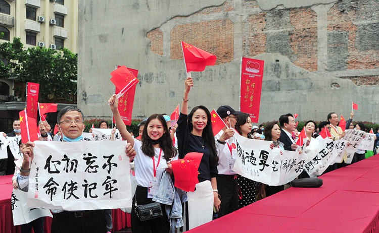 2021年5月23日，慶祝建黨100週年大型書法快閃公益活動在上海舉行。（圖源：人民視覺）_副本.jpg