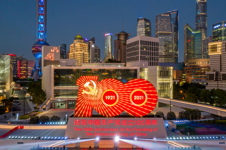 2021年6月22日晚上，“永遠跟黨走”主題光影秀在上海黃浦江畔的外灘和陸家嘴區域上演。 圖源：人民視覺_副本.jpg