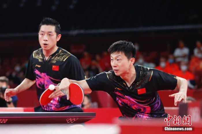 北京時間8月6日晚，在東京奧運會乒乓球男團決賽中，由馬龍、樊振東和許昕組成的中國隊以3：0戰勝德國隊，獲得冠軍。圖為許昕(左)與馬龍(右)在比賽中。 <a target='_blank' href='http://www.chinanews.com/'><p  align=