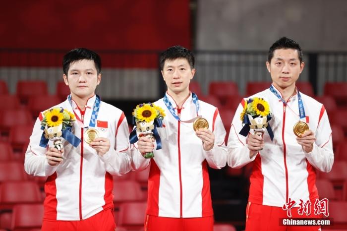 北京時間8月6日晚，在東京奧運會乒乓球男團決賽中，由馬龍、樊振東和許昕組成的中國隊以3：0戰勝德國隊，獲得冠軍。這是中國代表團本屆奧運會第35金，也是國乒在東京奧運會獲得的第4金。圖為頒獎儀式。 <a target='_blank' href='http://www.chinanews.com/'><p  align=