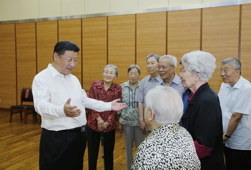 2016年9月9日，習近平總書記在北京市八一學校同母校老教師們親切交談。