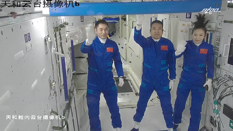 航太員乘組報告進入天和核心艙。（圖源：CCTV+）_副本.png