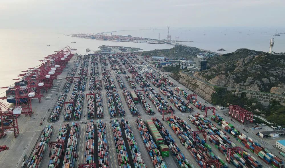 2021年4月拍攝的上海洋山港集裝箱碼頭。