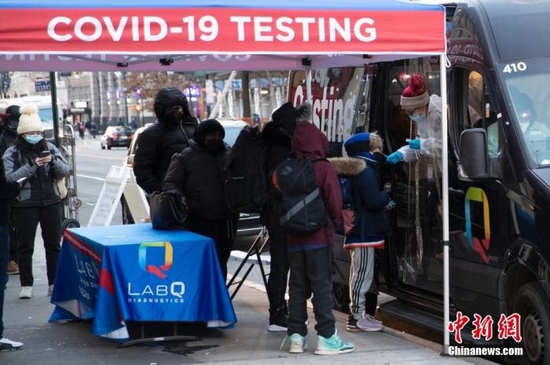 當地時間1月4日，美國紐約一處新冠病毒檢測站為居民做檢測。中新社記者 廖攀 攝