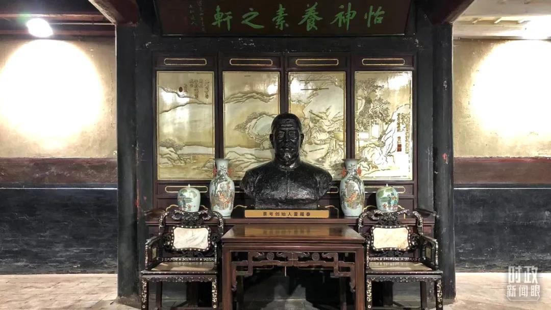 △日昇昌票號博物館內展示的雷履泰塑像。(總臺央視記者許永松拍攝)