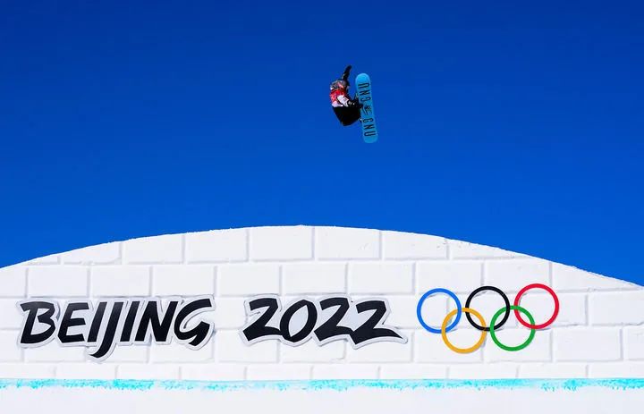 2月5日，北京2022年冬奧會單板滑雪項目女子坡面障礙技巧資格賽在張家口雲頂滑雪公園舉行。新華社記者許暢攝