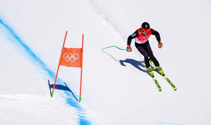 2月3日，北京冬奧會高山滑雪男子滑降項目第一次訓練在延慶國家高山滑雪中心舉行。圖為中國選手徐銘甫。新華社記者連振攝
