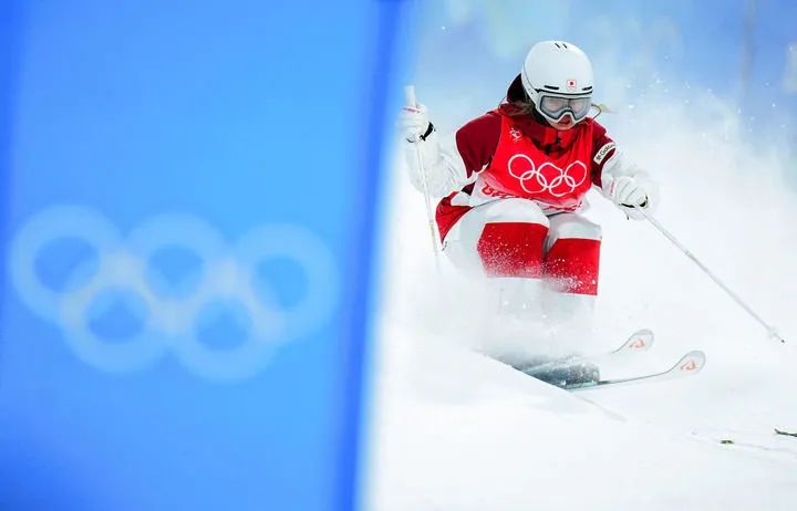 2月3日，日本選手川村安裏在自由式滑雪女子雪上技巧資格賽第1輪比賽中。新華社記者張宏祥攝