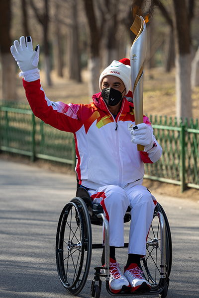 3月3日下午，國際殘奧委會副主席杜安�卡勒在火炬傳遞中。人民網記者 翁奇羽攝