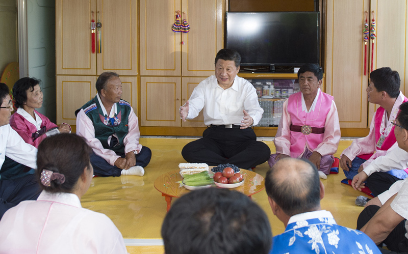 2015年7月16日，習近平在吉林省延邊朝鮮族自治州和龍市東城鎮光東村農戶家中同村民們親切交談。