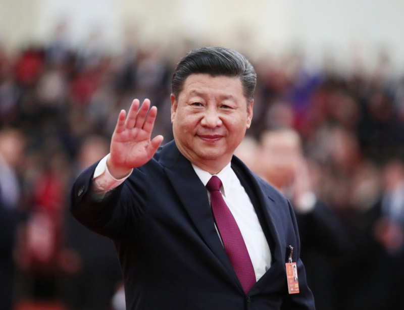 2018年3月20日，第十三屆全國人民代表大會第一次會議在北京人民大會堂閉幕。這是習近平向代表揮手致意。