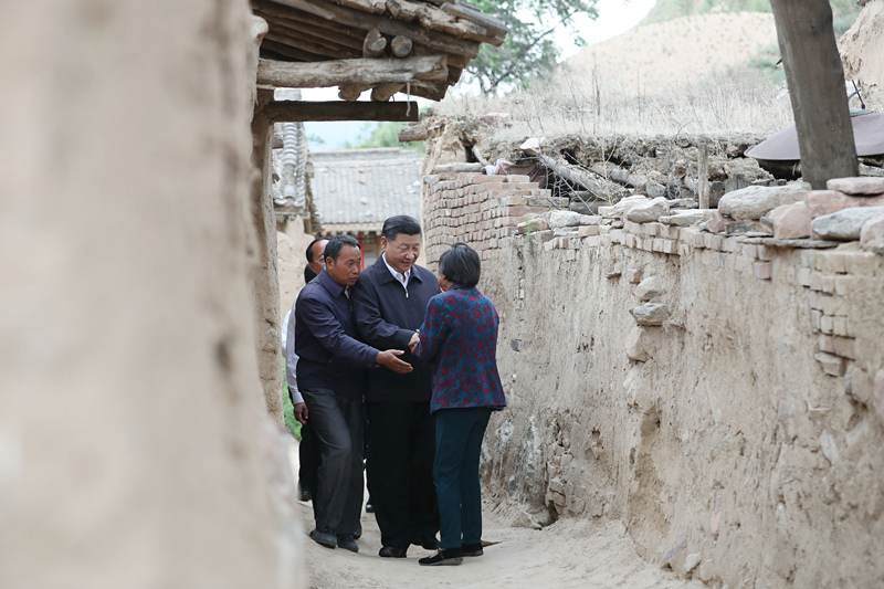 2017年6月21日，習近平在山西省忻州市岢嵐縣趙家洼村看望特困戶王三女一家。