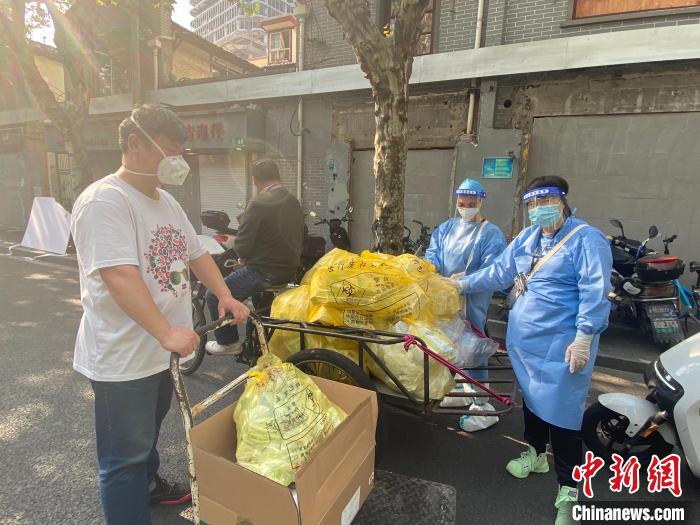 穿行上海豫園街道的“送藥三輪車”