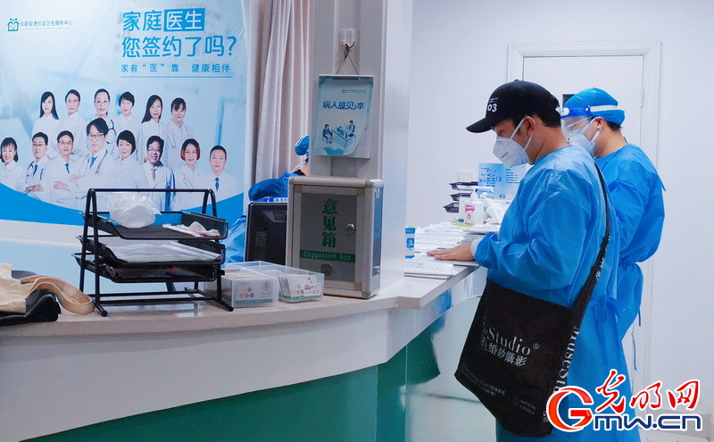 【組圖】“守滬者聯盟”丨上海：街道醫院開放至深夜 為社區志願者代配藥服務