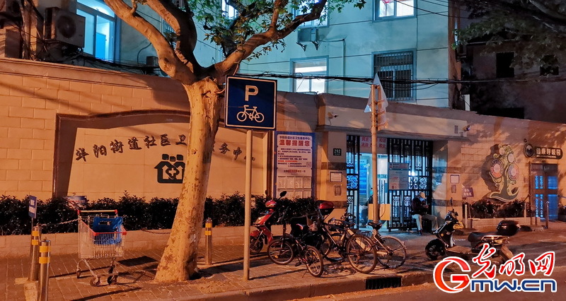【組圖】“守滬者聯盟”丨上海：街道醫院開放至深夜 為社區志願者代配藥服務