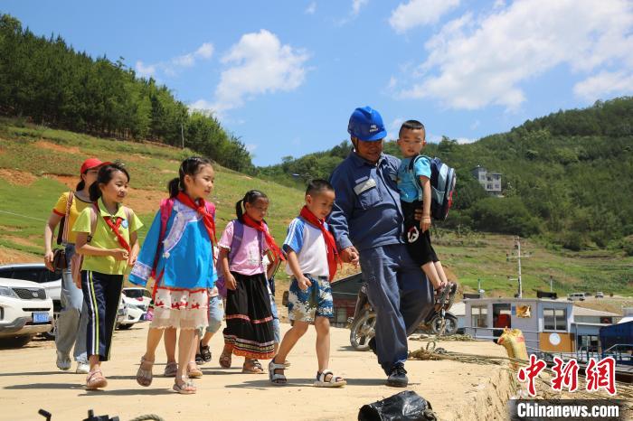 【十年@每一個奮鬥的你】王仲吉：萬峰湖畔的守護者鋪就山裏娃求學之路