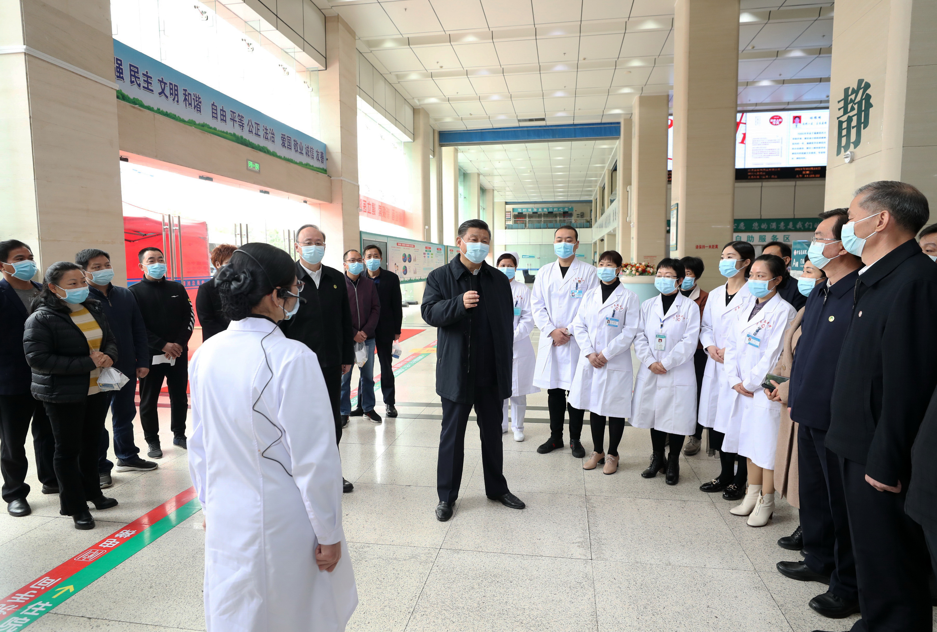 2021年3月23日，習近平總書記在福建省三明市沙縣總醫院住院樓一層大廳，同醫護人員、患者親切交流。