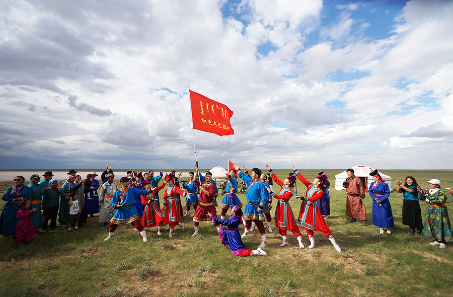 內蒙古蘇尼特右旗烏蘭牧騎隊員到牧區演出。