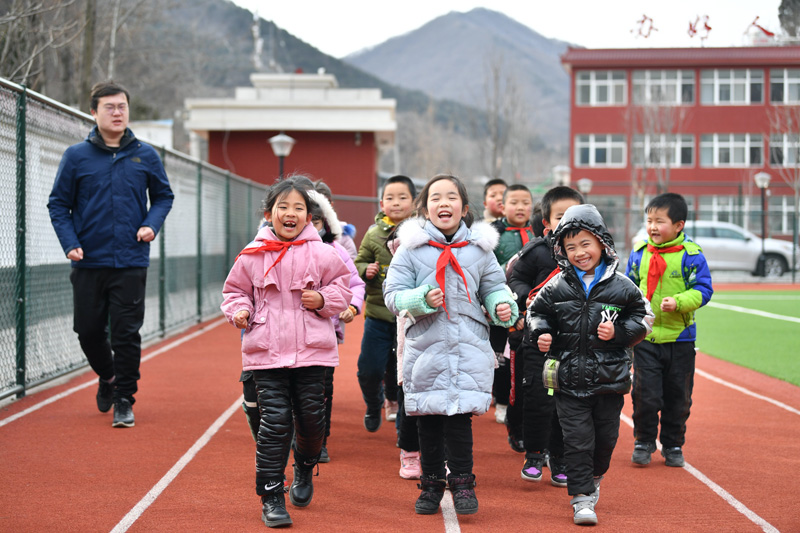 2020年12月29日，陜西省銅川市耀州區照金鎮北梁紅軍小學學生在操場跑步。