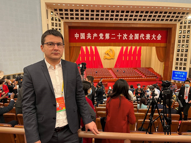 烏茲別克《人民言論報》副總編輯魯斯蘭�肯扎耶夫參加報道中國共産黨第二十次全國代表大會。會前肯扎耶夫在人民大會堂內留影。受訪者供圖