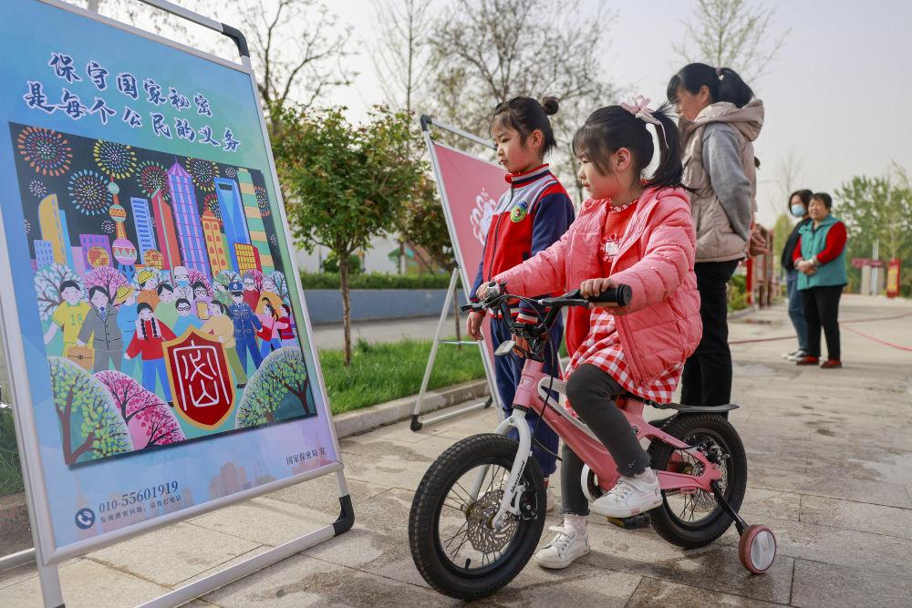4月15日，在河北省唐山市豐南區岔河鎮小稻地村，小朋友和家長在觀看國家安全教育日主題展覽。新華社發（李秀清攝）
