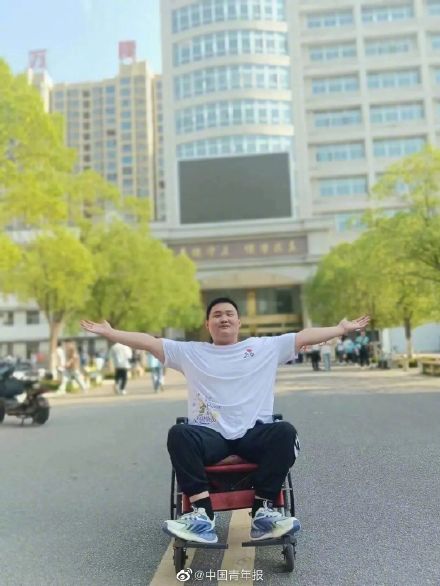 輪椅男孩超一本線110分！他心儀的大學溫暖回應……