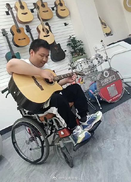 輪椅男孩超一本線110分！他心儀的大學溫暖回應……