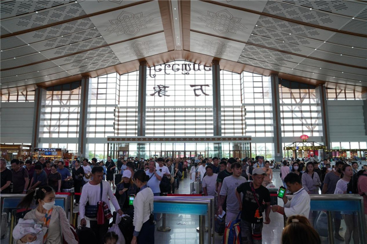 旅客在中老鐵路萬象站排隊檢票進站。老中鐵路有限公司供圖