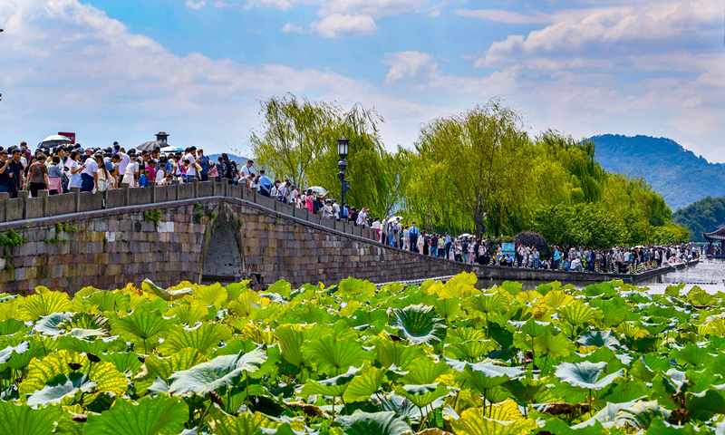 2024年10月4日，杭州西湖景區迎來國慶假期旅遊高峰。