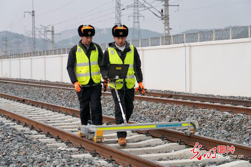 【發現最美鐵路】雲端上的“毫米級”守護者——麗香鐵路養護工