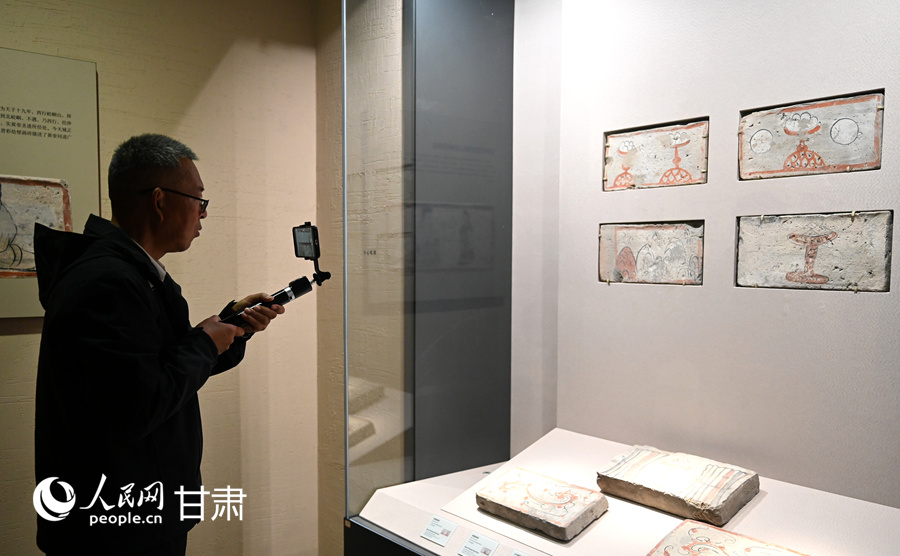 遊客在高臺縣博物館參觀。人民網 席娟娟攝