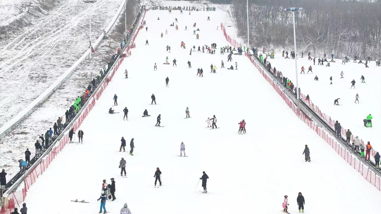 沈陽怪坡國際滑雪場迎來眾多滑雪愛好者。人民網記者 孝媛攝