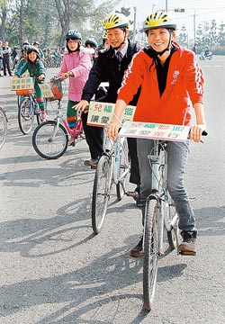 �@�@�R�߻ŻŷA
�@���`�ΤҤH�P���C�P����p���e�R�߸}�񨮨�F�۶m�U����p�A�ٳ��ǵ��M�����C�Q�h�����C�]�f���x��^