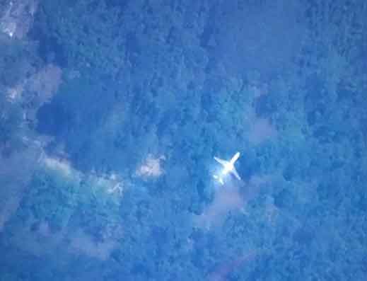 臺灣南開科技大學的余國勳等5名學生，在過濾2萬多筆衛星照片後，17日下午15時許發現叢林裏一架飛