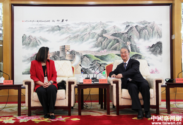 19日下午，中國統促會副會長桑國衛（右）在京會見了以林青為團長的全美中國和平統一促進會聯合會訪問團