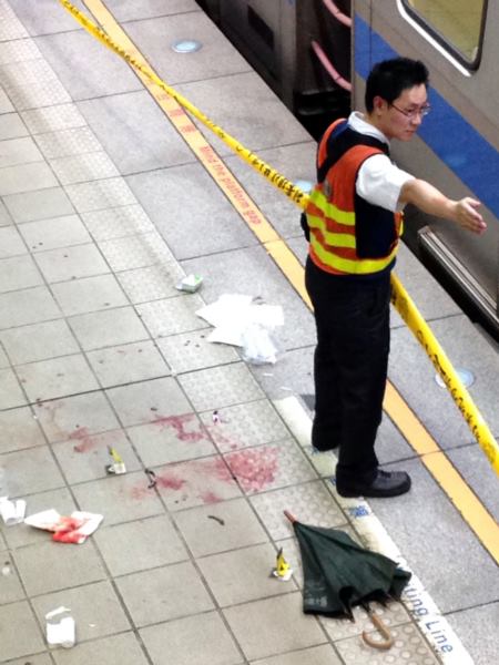 江子翠捷運站地面血跡斑斑，警方封鎖現埸