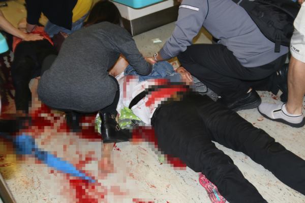 臺北捷運板南線江翠捷運站21日下午發生隨機砍人事件，傷者倒臥在捷運車廂內