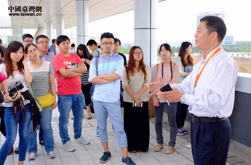 中國聯通陜西分公司西鹹建設中心總經理劉文華向記者們介紹目前的項目進展情況