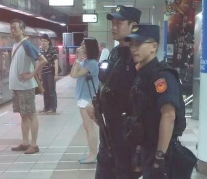 臺北特勤中隊的警察手持MP5衝鋒槍進入車廂內巡邏，引發不少民眾議論