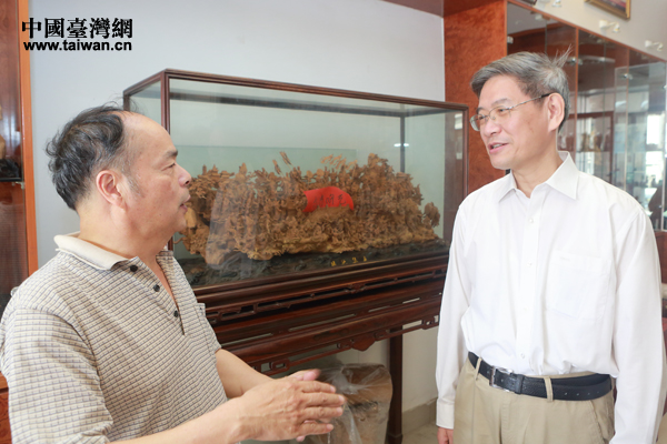 張志軍參觀考察莆田工藝美術城，與商家親切交談。
