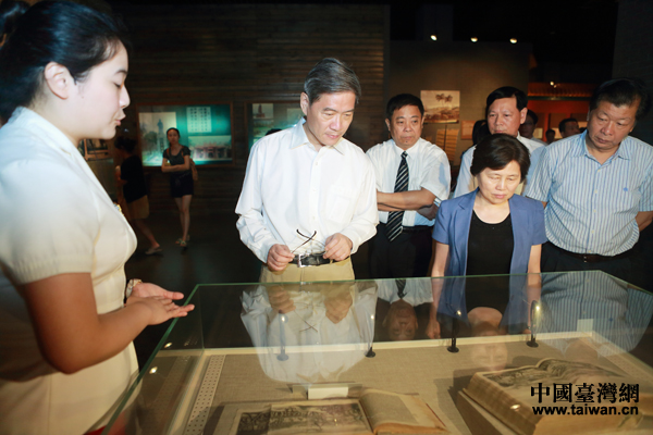 張志軍參觀中國閩臺緣博物館。