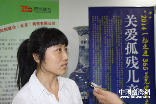 “晨光寶貝之家”的園長趙愛萍接受記者採訪