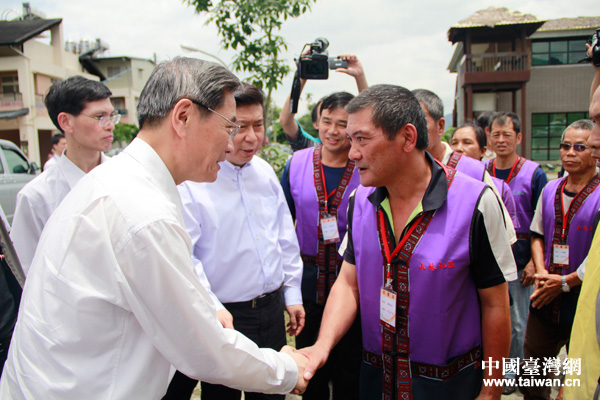 張志軍在小林村社區參訪，與村民親切握手