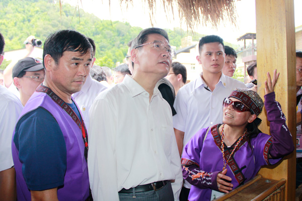 張志軍在小林社區參訪，認真聽取村民對社區情況的介紹