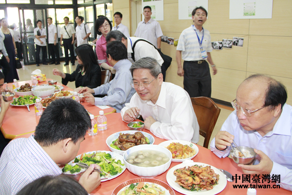 時政，兩岸關係，臺中市惠明盲校，張志軍與胡志強和孩子們一起吃午餐