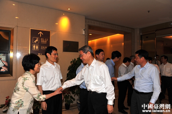國務院臺灣事務辦公室工作人員迎接張志軍返京