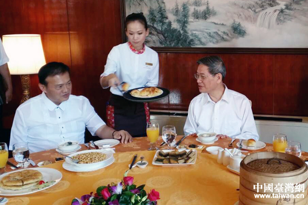 28日上午，國臺辦主任張志軍與臺灣漁會負責人早餐座談。